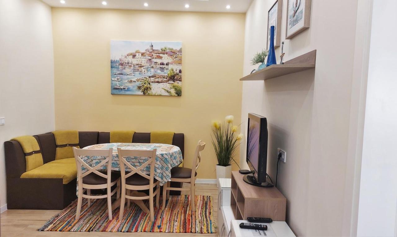Апартамент Pink & Blue - 2Bdr With Balcony - Wi-Fi Varna Luaran gambar