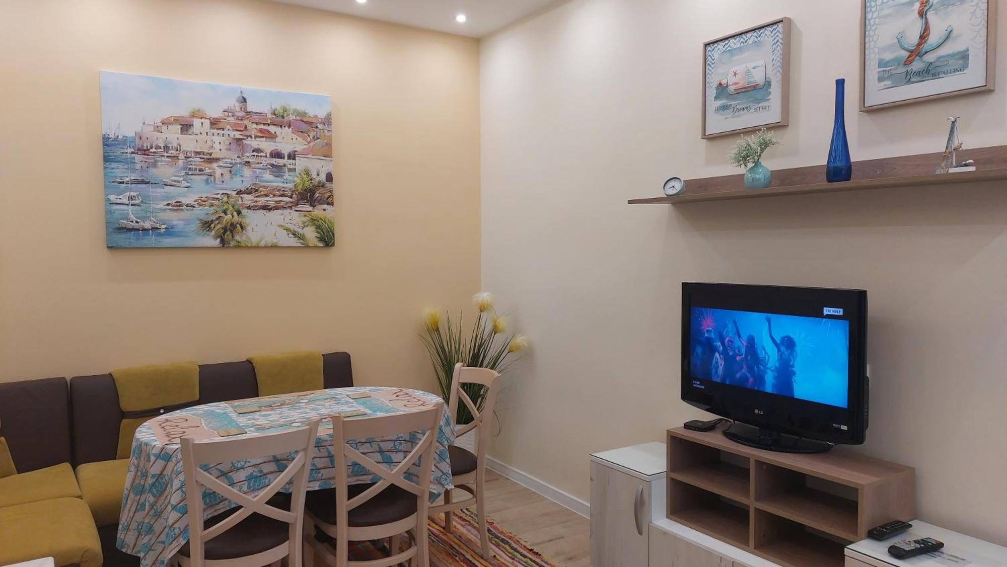 Апартамент Pink & Blue - 2Bdr With Balcony - Wi-Fi Varna Luaran gambar